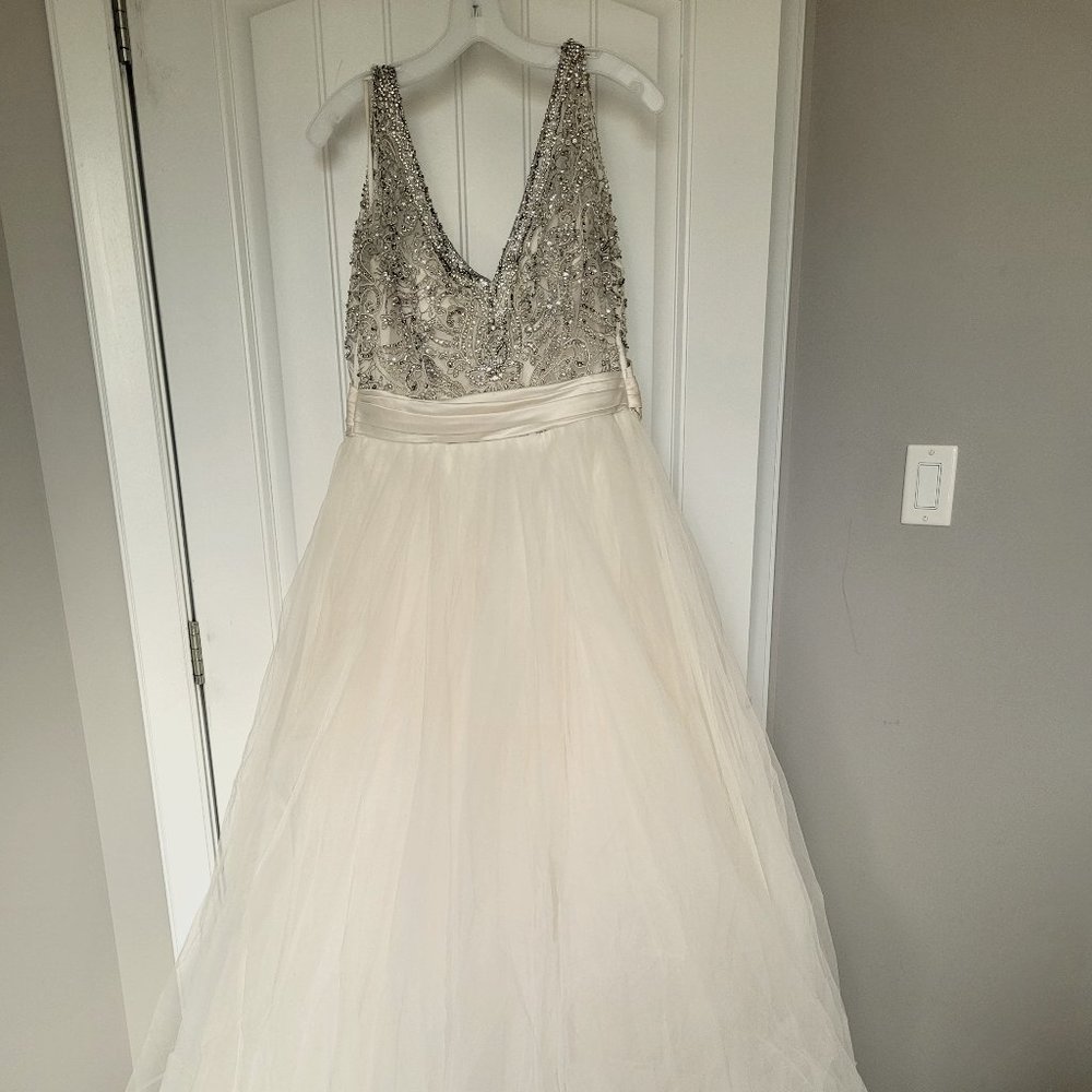 Wedding Dress and Veil - Picture 1 of 4